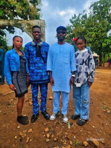 OSCOHEALTH students thank Prince Seun Adeloye (Sabalo) for giving scholarships during the 2025 SUG/NAOSS Cultural Day.